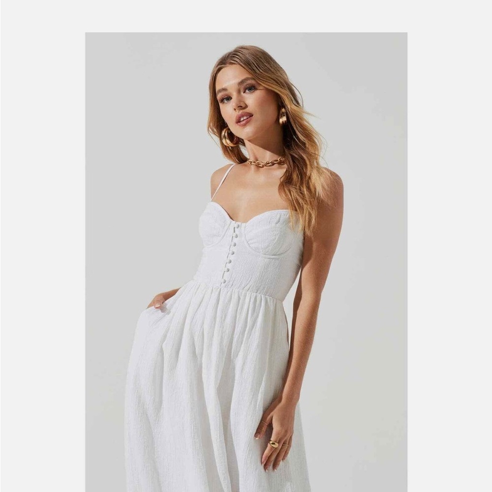 Astr White Sleeveless Sweetheart Maxi Dress